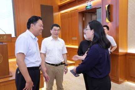 男人和女人在房间里玩体感游戏 描述已自动生成